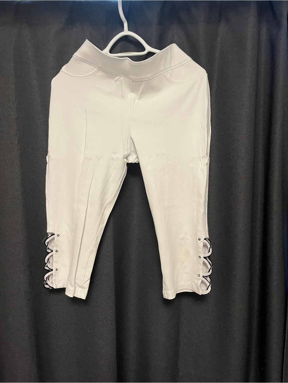 Luxe White Lace-Up Capri Leggings